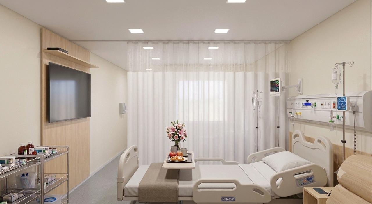 Quarto de internação hospitalar com painel de madeira, televisão e cabeceira técnica